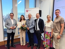Preisverleihung 25. Juni 2026 (v.l.n.r.): Prof. Dr. Patrick Leyens, Emma Uhlig, Prof. Dr. Andreas Rahmatian, Prof. Dr. Dirk Weitze-Scholl, Dr. Monika Beckmann-Petey und Dr. Matthias Martens